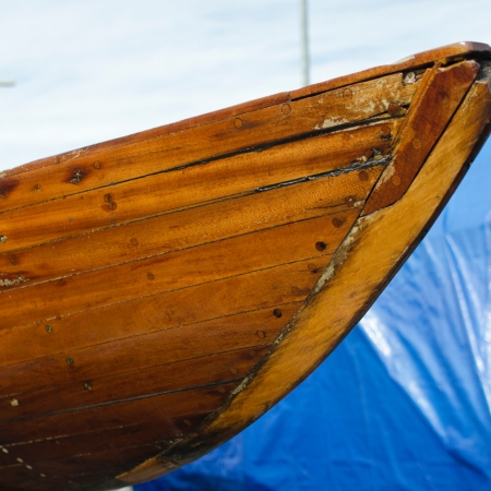 Barco de madeira com uma camada de verniz para barcos