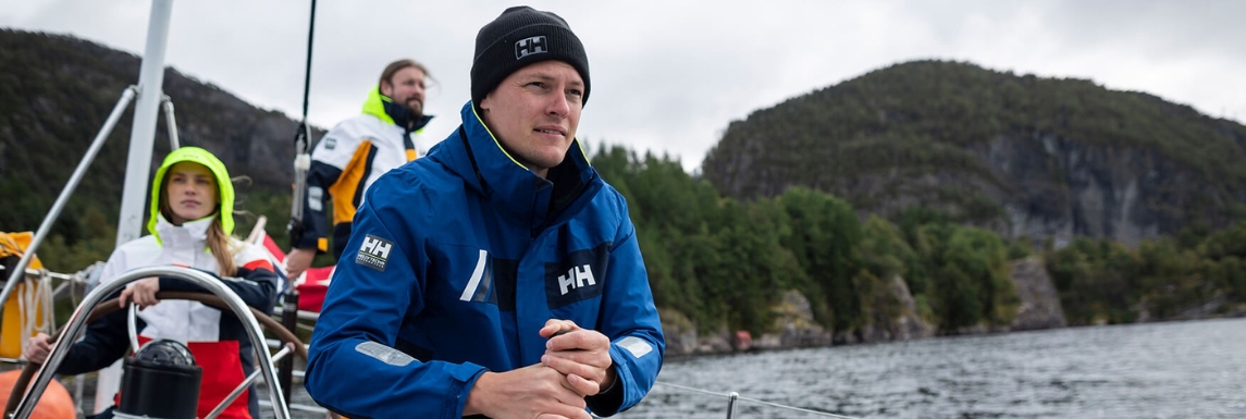 Marins avec des vestes de quart Helly Hansen