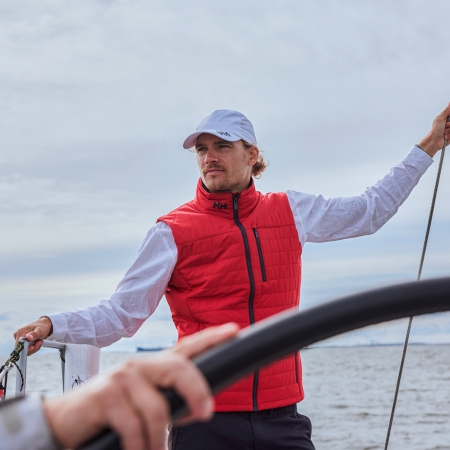 Marin vestindo um colete softshell