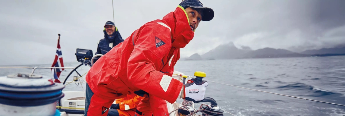 Navegador em um barco vestindo um colete de quartel