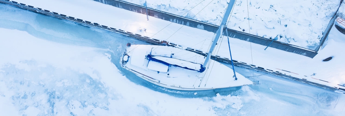 barco em invernagem sob a neve